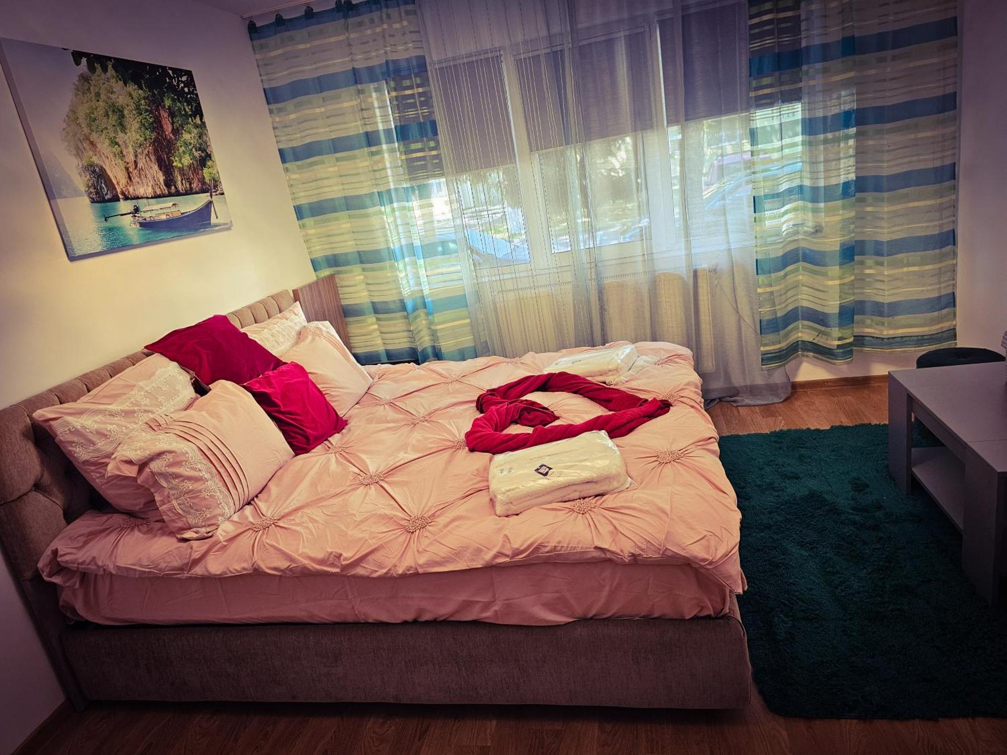 Mony Apartaments Роман Экстерьер фото