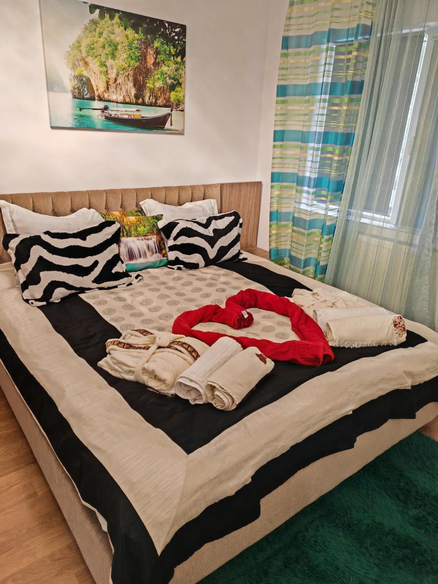 Mony Apartaments Роман Экстерьер фото