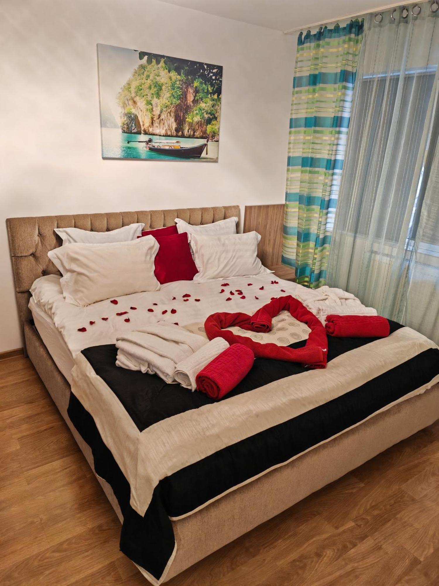 Mony Apartaments Роман Экстерьер фото